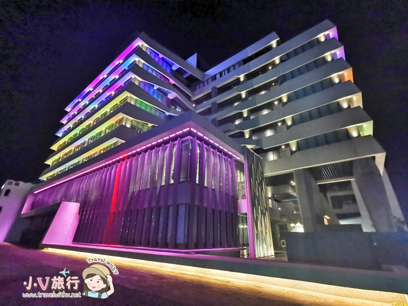 台東市區住宿地景澤行館夜間亮燈建築外觀
