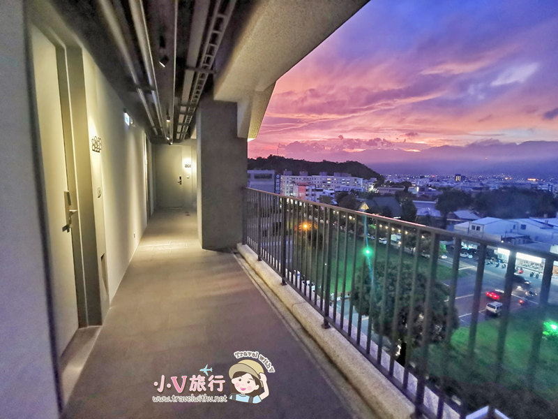 地景澤行館半開放式客房走廊與台東市景
