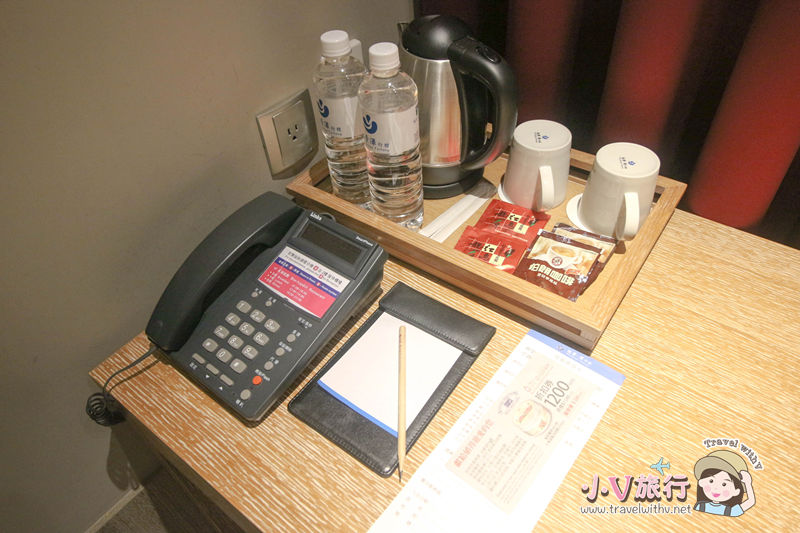 地景澤行館客房免費礦泉水與茶包備品