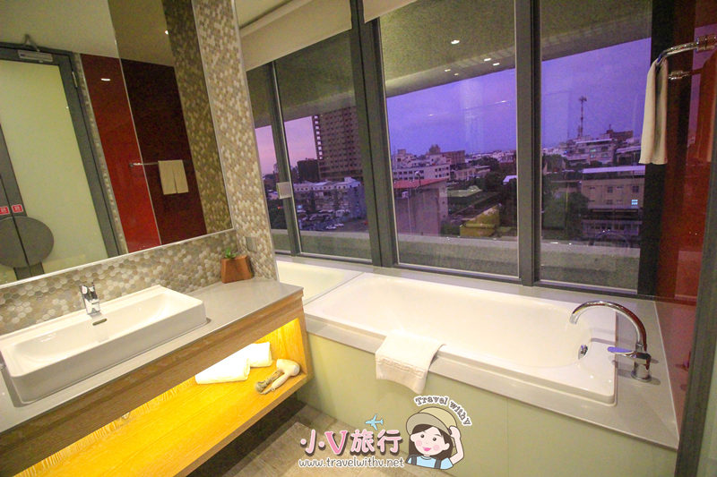 地景澤行館浴室雙洗手台與景觀玻璃窗