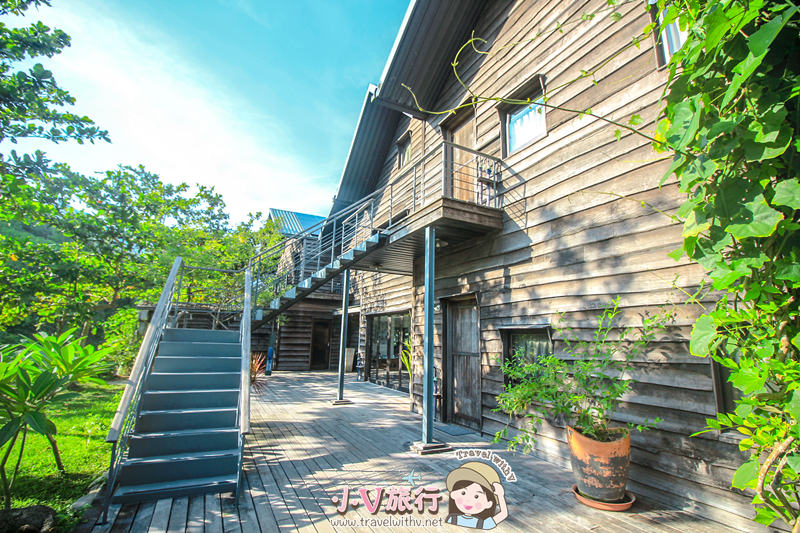 台東椰子海岸民宿廣闊綠草地與倒三角渡假屋頂