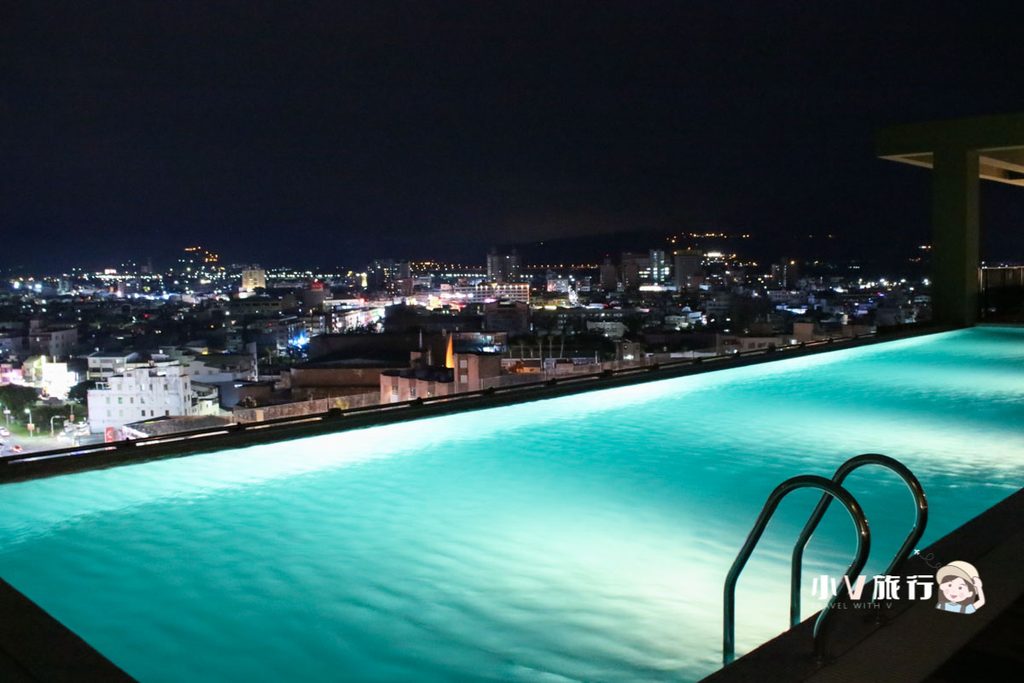 The-GAYA-Hotel-頂樓無邊際泳池夜晚市區夜景