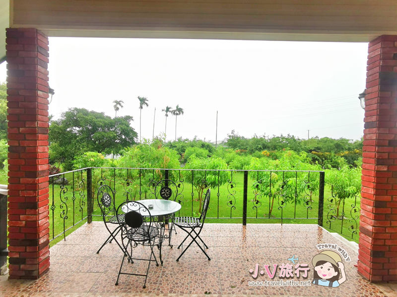 候鳥飛行民宿戶外用餐區與綠色庭園景致