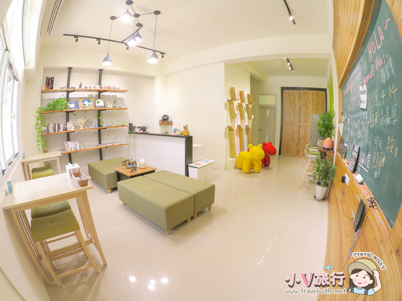 台東民宿 幸福肥屋明亮寬敞的木質客廳公用空間