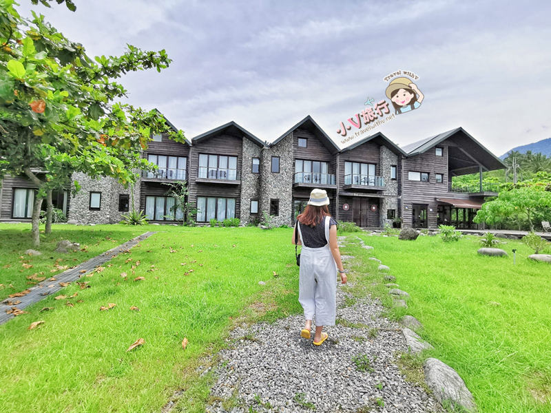 小V於台東椰子海岸民宿前方綠草地留影