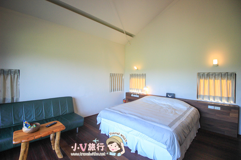 台東椰子海岸民宿雙人海景房斜屋頂與特製天花板燈飾