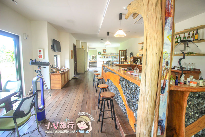 台東椰子海岸民宿大堂漂流木造景與質感燈飾