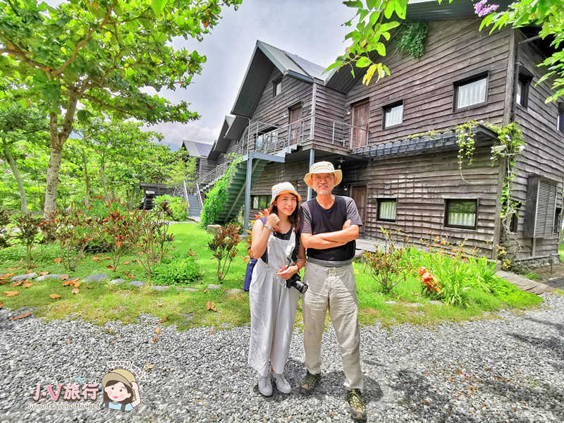 小V與於台東椰子海岸民宿前草地與民宿主人合照