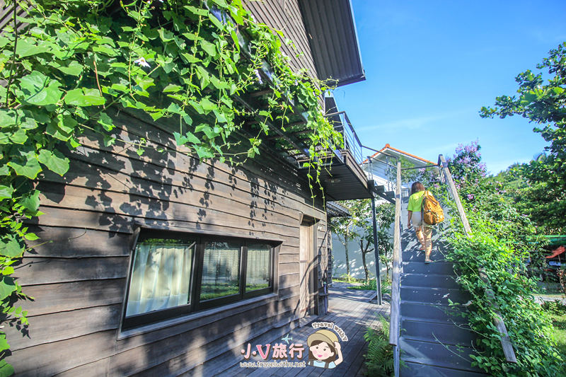 台東椰子海岸民宿建築後方房間入口階梯