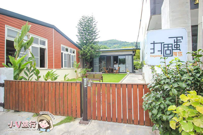 台東太麻里金崙打個蛋海旅建築外觀與綠意草地庭園