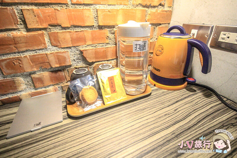 打個蛋海旅房內茶水區,提供飲用水、茶包與獨家手工餅乾