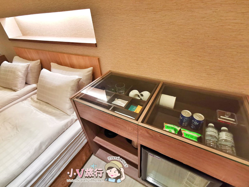 旅人驛站中正藏書館雙人房臥床旁邊的mini bar備有免費的飲料、零食、茶包、瓶裝水、杯子與盥洗用品
