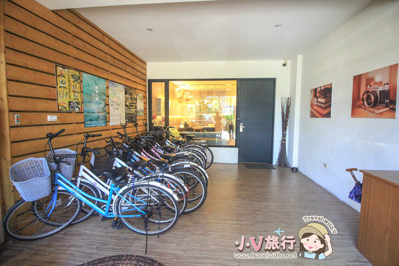 旅人驛站中正藏書館溫馨木系大堂,提供住客免費借用單車