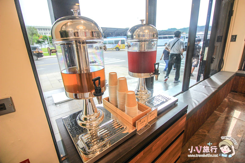 旅人驛站鐵花文創二館大堂空間與免費迎賓飲料區
