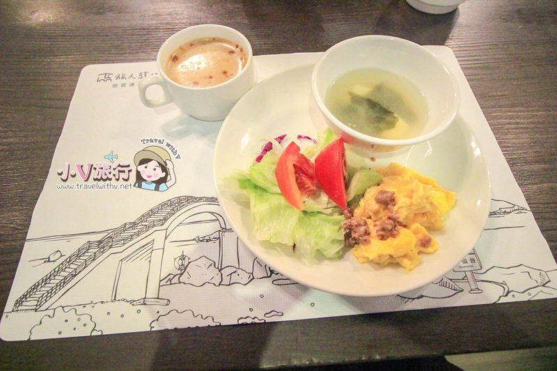 旅人驛站鐵花館豐富自助早餐餐點與熱食