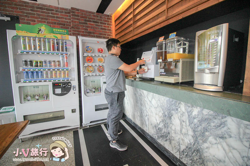 旅人驛站鐵花館大堂免費迎賓果汁咖啡區