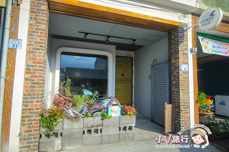 池上住宿青庭民宿大門,擺放小盆栽與腳踏車營造親切純樸感