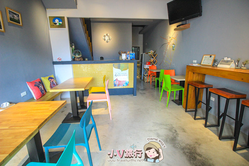 青庭民宿一樓溫馨共用空間與色彩繽紛的早餐用餐區