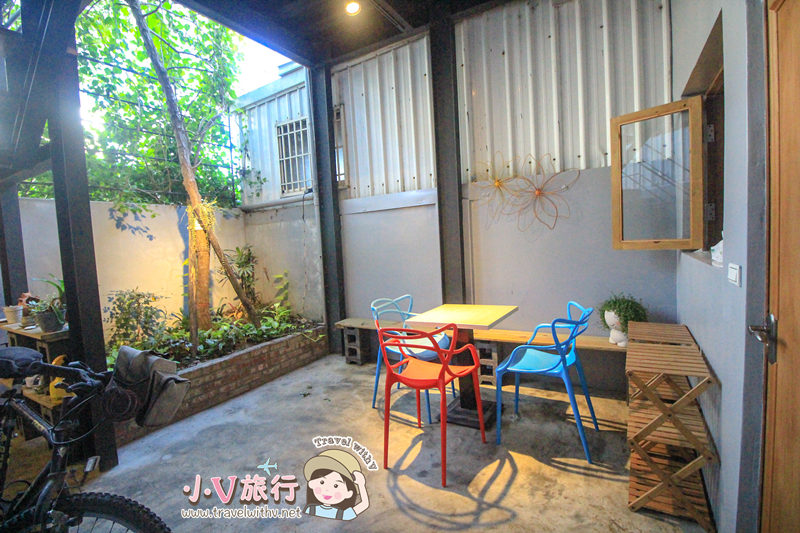 池上青庭民宿後方寧靜小庭園與茶水間區域