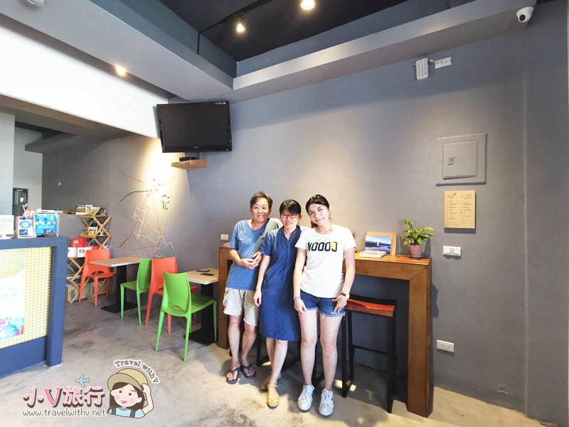 小V與親切的池上青庭民宿老闆夫婦合照留影